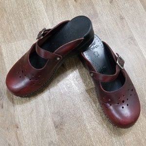 Dansko clogs size 40. Leather clogs